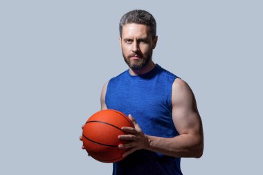 Spor giyim sektöründe basketbolcu. Sporcu basketbolcu gri arka planda izole edilmiş. Stüdyoda sporcu basketbolcu. Sporcu basketbolcunun fotoğrafı..