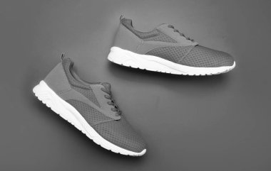 Mavi arka plan, ayakkabı mağazası eğitimi için bir çift ayakkabı.