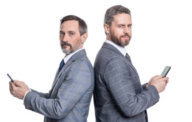 Beyaz arka planda izole bir şekilde telefonla mesajlaşan adamlar. Akıllı telefondan mesaj gönderen adamlar. Telefonla mesaj atan adamların fotoğrafı. Stüdyoda mesaj gönderen adamlar.