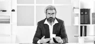 Sigorta acentesi. Satış müdürü ofiste çalışıyor. Plastik kart. Beni ararsın. Yardım etmeye hazırım. Tanıştığıma memnun oldum. İş bağlantısı. Yakışıklı adam yeni bir iş kuruyor. İş iletişimi. Modern teknoloji.