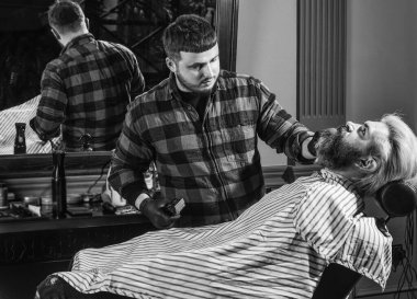 Sabah rutininin tadını çıkarıyorum. Berber dükkanında profesyonel kuaför. Şık sakallı adam. Tıraş. Berber dükkanındaki kuaför. Kuaförde hippi tıraşlı bir adam. sakal ve bıyık.