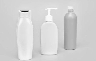 Şampuan, saç kremi ve losyon sıvı tuvalet ürünleri kutuları sıra sarı arka plan fotokopi alanı, şişeler.