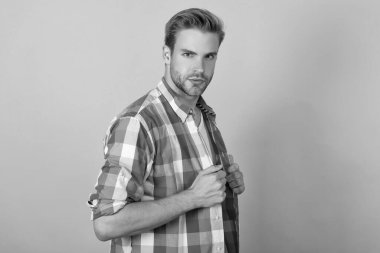 Yakışıklı bir adamın portresi. Ciddi poz veriyor. Sıradan, sarı gömlekli..