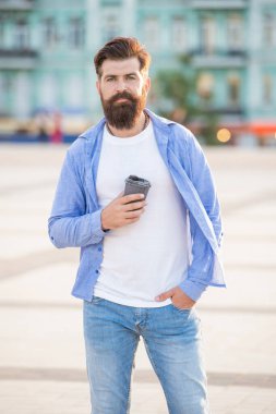 Kahve molasındaki yakışıklı adam. Kahve molasındaki adam. Caddedeki kahve molasındaki adam. Kahve molasındaki adamın fotoğrafı..