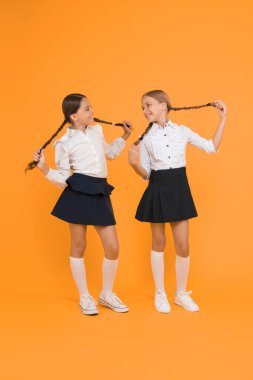 Okul zamanı. Çocuklar sevimli öğrenciler. Eğitim sadece bilgiyle ilgili değildir. Sınıf arkadaşları okulda eğleniyor. Arkadaşlar çok sevimli öğrenciler. Liseli kızlar resmi stil mükemmel okul üniforması. Mutlu çocukluk.