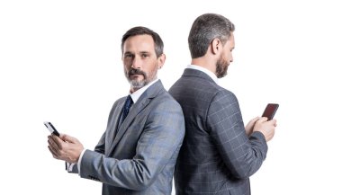 Akıllı telefondan mesaj gönderen adamlar. Telefonla mesaj atan adamların fotoğrafı. Stüdyoda mesaj gönderen adamlar. Telefondaki mesaj gönderen erkekler beyaz arkaplanda izole edildi.