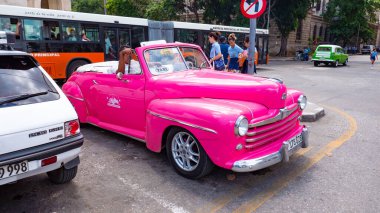 Havana, Küba - 02 Mayıs 2019: Grand car 'ın eski pembe taksisi.