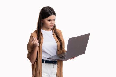 Kızgın kız blogunun iletişimi. Bilgisayarlı genç kız blogu beyaz arka planda izole edilmiş. Kız iletişimi blog yazmak için dizüstü bilgisayar kullanır. Stüdyoda iletişim için bilgisayarlı blogcu kız.