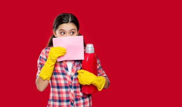 Kırmızıya Izole Edilmiş Yumuşatıcı Deterjanı Olan Kız Reklam Stüdyoda Deterjanı — Stok fotoğraf