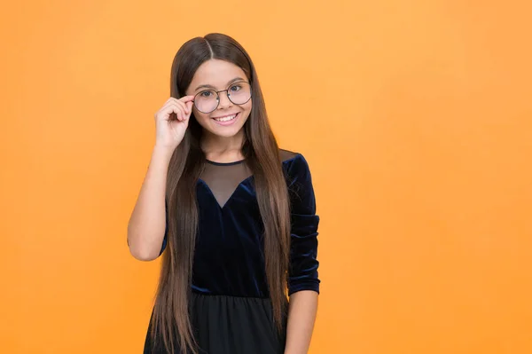 Menina Adolescente Feliz Usando Óculos Por Causa Visão Ruim Espaço — Fotografia de Stock