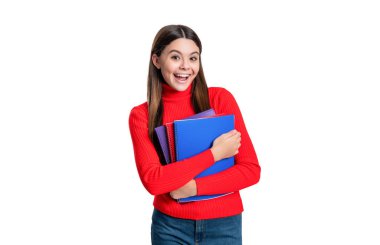 Beyaz arka planda izole edilmiş, hayret verici liseli kız. Stüdyoda liseli kız eğitimi. Okul eğitimi alan genç bir kızın fotoğrafı. Genç kız okul eğitimi almış..