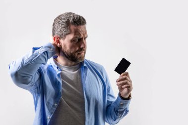 Endişeli bir adamın resmi. Stüdyonun arka planında izole edilmiş bir adam. Stüdyodaki adam. iş tutan adam bankası.