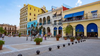 Havana, Küba - 02 Mayıs 2019: Eski Havana 'da renkli binalar bulunan hedef meydan.
