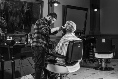 Sakal kesiyorum. Güzellik rutini. Berber dükkanı servisi. Mükemmel berber saç kesimini aceleye getirmez. Kuaförü ziyaret et. Formunu koruyor. Adam berber koltuğuna oturur. Kuaför salonu. Berber dükkanı müşterisi.