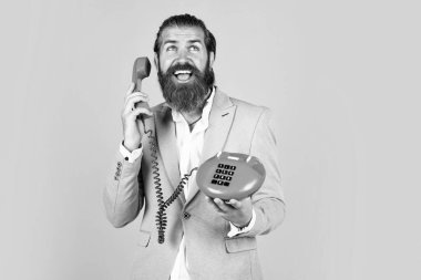 Olgun sakallı erkek. Zarif görünüyorsun. Retro telefon, merhaba..