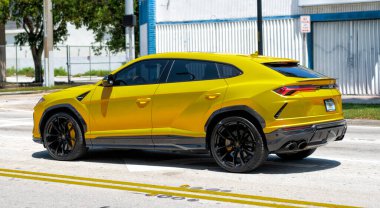 Miami Beach, Florida ABD - 15 Nisan 2019 Sarı Giallo Auge Lamborghini Urus, yan görüş.