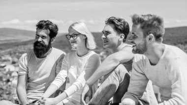 Birlikte geçirdiğimiz her anın tadını çıkarıyorum. Sıradan giyinmiş bir grup insan. Dört kişilik bir grup. İzin günü için harika bir yer. En iyi arkadaşlar. Yaz tatili. Çeşitli gençler birlikte. Mutlu erkekler ve kızlar rahatlayın..