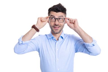 Beyaz arka planda gözlüklü rüya gibi bir adam var. Stüdyoda gözlük takan hayalperest adam. Hayalperest adam gözlüğü takıyor. Gözlüklü hayalperest adamın fotoğrafı..