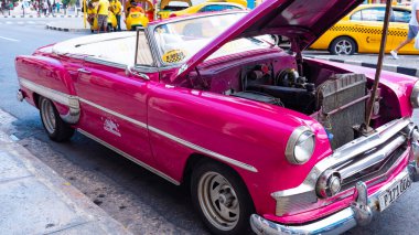 Havana, Küba - 02 Mayıs 2019: pembe Chevrolet üstü açık klasik araba. Taksinin tamiri.