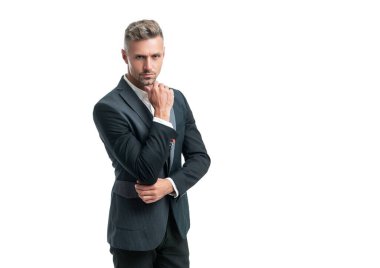 Beyaz arka planda kendine güvenen zarif garson..