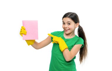 Temizlikçi kızlar beyaz, işaret parmağıyla izole iş yaparlar. Kız temizlikçi stüdyoda iş yapıyor. Temizlikçi kız arka planda ev işleri yapıyor. Kız temizlikçinin fotoğrafı toz beziyle ev işi yapıyor..