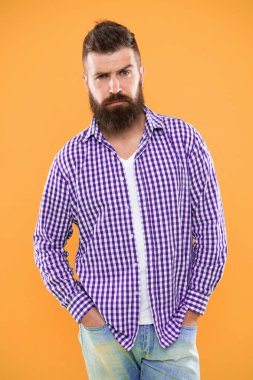 Bazı şüphelerim var. Sakal moda ve Kuaför kavramı. Adam hipster sakal sarı arka plan sakallı. Kuaför ipuçları sakal korumak. Şık sakal bıyık bakım. Hippi görünümü. Duygusal ifade.