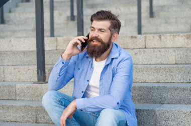 İyi ki dışarıda akıllı telefonlar var. Adamın dışarıda akıllı telefon görüşmesi var. Adamın sokakta akıllı telefonları var. Fotoğrafta akıllı telefon var..