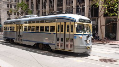San Francisco, ABD - 19 Mayıs 2019: Sfmta tramvayı şehir caddesinde toplu taşıma.