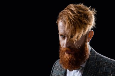 Stüdyoda resmi erkek giyimi, fotokopi odası. Arka planda erkek giyim bölümündeki resmi adam. Resmi erkek giyimli sakallı adam fotoğrafı. Siyah giyinmiş resmi erkek giyimi..