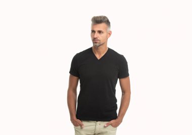 Geçmişinde yakışıklı, olgun, beyaz bir adam var. Sakallı, olgun, beyaz bir adamın fotoğrafı. Beyaz tenli yetişkin bir adam. Stüdyoda olgun bir beyaz adam var..