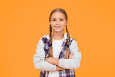 Sıradan bir tarz. Küçük kız sarı arka plan. Keyif konsepti. Pozitif titreşimler. Kendine güven. Güzel örgülü kız. Uzun saçlı çocuk. Küçük kız kareli gömlek. Uluslararası Çocuk Gününüz kutlu olsun..