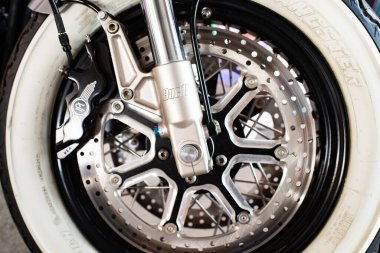 Kyiv, Ukrayna - 13 Eylül 2014: Gümrük bisikletinin ayrıntılı tekerleği ve lastik lastiğinin kapatılması.