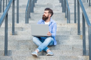 Hayalperest adamın merdivenlerde çevrimiçi video bağlantısı var. Adamın bilgisayarında çevrimiçi video bağlantısı var. Adamın dışarıda online video iletişimi var. Adamın dışarıda internet bağlantısı var..