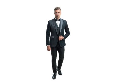 Beyaz arka planda papyonlu, hırslı, zarif bir garson. tam uzunluk.