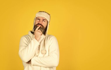 Kış moda konsepti. Soğuk hava için sıcak şapka. Doğal koyun kürkü. Isınmayı bekliyorum. Bahar geliyor. Sakallı adam kulak flaplı şapka giyer. Kürklü aksesuar. Kürk giysiler. Sakallı hippi..