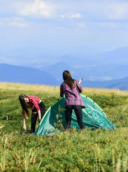Élvezzük Nyarat Együtt Két Lány Sátorban Vándor Vágy Felfedezés Hegyi — Stock Fotó