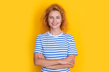 Sarı arka planda izole edilmiş neşeli kızıl saçlı kız portresi. Stüdyodaki genç kızıl saçlı kızın portresi. Yetişkin kızıl kız portresi.