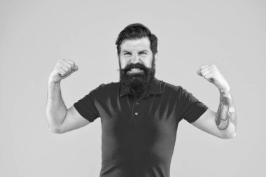 sarı arka planda sakallı ve saç stili olan kızgın adam, başarı..