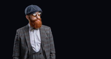 Siyah üzerine izole edilmiş eski gangsterler, uzay afişini kopyalayın. Stüdyodaki eski gangster. Arka planda eski gangster var. Eski gangsterin fotoğrafı. Zirveye ulaşmış şapkası var..