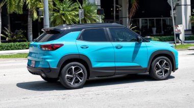Miami Beach, Florida USA - 15 Nisan 2021: Blue Chevrolet öncü RS SUV aracı, köşe görüş.