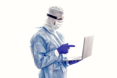 Modern tıp laboratuvarında teknoloji. İnternetten doktordan randevu al. Çevrimiçi doktor konsültasyonu. Kişisel hesabın. Laptoplu erkek terapist. konsantre sağlık çalışanı.