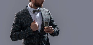 Smokinli adam tezahürat yapıyor ve stüdyoda kutlama yapıyor. Kutlama ve tezahürat için smokinli adam. Smokinli adam şampanya alır. Smokinci tezahürat yapıyor ve Griler 'de yalnızlığı kutluyor..