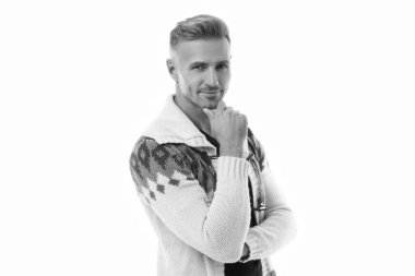 Mutlu yakışıklı, kendine güvenen, gülümseyen, sıradan bir hırkayla çenesini okşayan beyaz tenli adam..