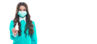 Burun spreyi sunan büyücü kız. Burun damlası olan maskeli büyücü kız beyazın üstüne izole edilmiş. Şifacı kız burun damlası tutuyor. İlaç ve sağlık. Burun spreyi olan bir kızın fotoğrafı..