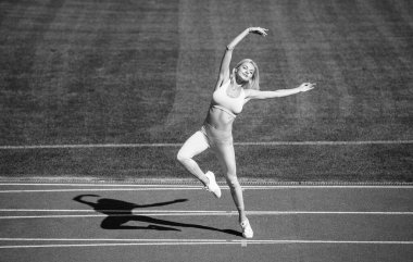 Devam edin. Mükemmel vücut şekli. zihin ve beden dengesi. Spor giyim bölümündeki seksi fitness kadını. Atletik kadın stadyumda yoga yapıyor. Esnek spor antrenmanı. Pilates eğitmeni. Yogi antrenmanı..