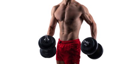 Stüdyoda dambılı spor adam, kopyalama alanı. Arka planda dambılı spor adamı. Dambılı bir sporcunun fotoğrafı. Dambılı spor adamı beyaza izole edilmiş..