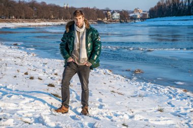 Tatillerde dış giysili bir adam. Dış giysili bir adam. Dışarıdan giyinen bir adam. Açık havada şık giyinen bir adam..