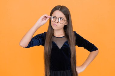 Bir düşüneyim. Gözlükle çok şık görünüyorsun. İnek. UV koruyucu giyiyorum. Ciddi bir genç kız, görme bozukluğu yüzünden gözlük takıyor. Çocuk çalışmaya hazır. Çocuk okula geri döndü. çocukluk mutluluğu.