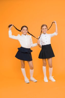 Sınıf arkadaşları düzenli öğrenciler. Yetenekli çocuklar için eğitim programı. En iyi öğrenciler ödülü. Her şeyi doğru yapmak. Mükemmel öğrenciler. Sarı arka planda kızlar mükemmel üniforma kıyafeti. Okul kurallarına göre.