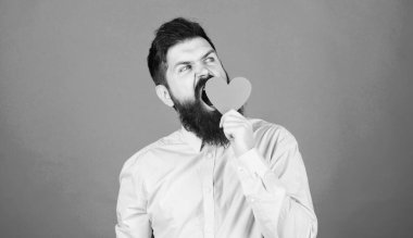 Sevgililer Günü 'nden nefret eder. Sıkıcı sevgililer günü. Hippi küçük bir kalple esniyor. Kalp şeklinde kartı olan uykulu bir sevgililer günü erkeği. Kırmızı kalbi tutan sakallı adam. Aşkını ifade ediyor..